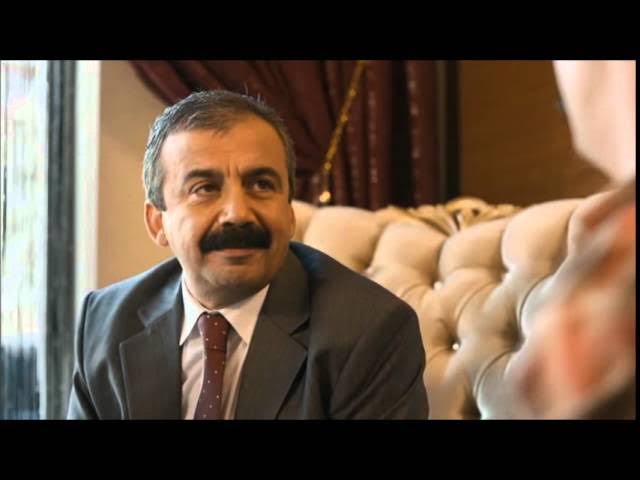 Mücadele ile geçen ömrü boyunca sadece birlikte yol yürüdüğü değil karşı durduğu insanların da yüzünde tebessüm bırakmış ve saygısını kazanmış ender insanlardan biriydi Sırrı Abi.
Işıklar içinde uyusun😔