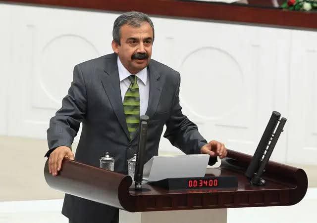 yusuf__orta's tweet photo. Barış elçisi Sırrı abi uğruna can verdiği mücadelenin sonucuna ulaşamadan vefat etti. 

Bu ülkenin en çok ihtiyacının olduğu anda seni kaybetmenin acısı da ağır oldu hepimiz için. https://t.co/MaAB3Cg0xk