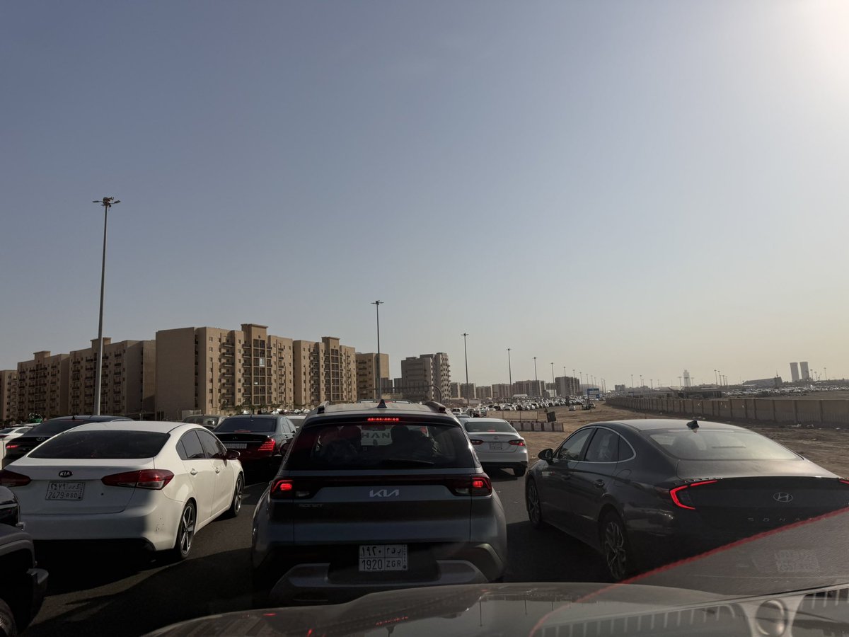 OLYAN15K's tweet photo. 🚨🚨🚨🚨🚨

ازدحام شديد في الطريق المؤدي الى ملعب الانماء بوابة 3

بعد نصف ساعة من الان ممكن تضرب مشوارك X4

#الأهلي_كاواساكي https://t.co/qIVnp9MmID