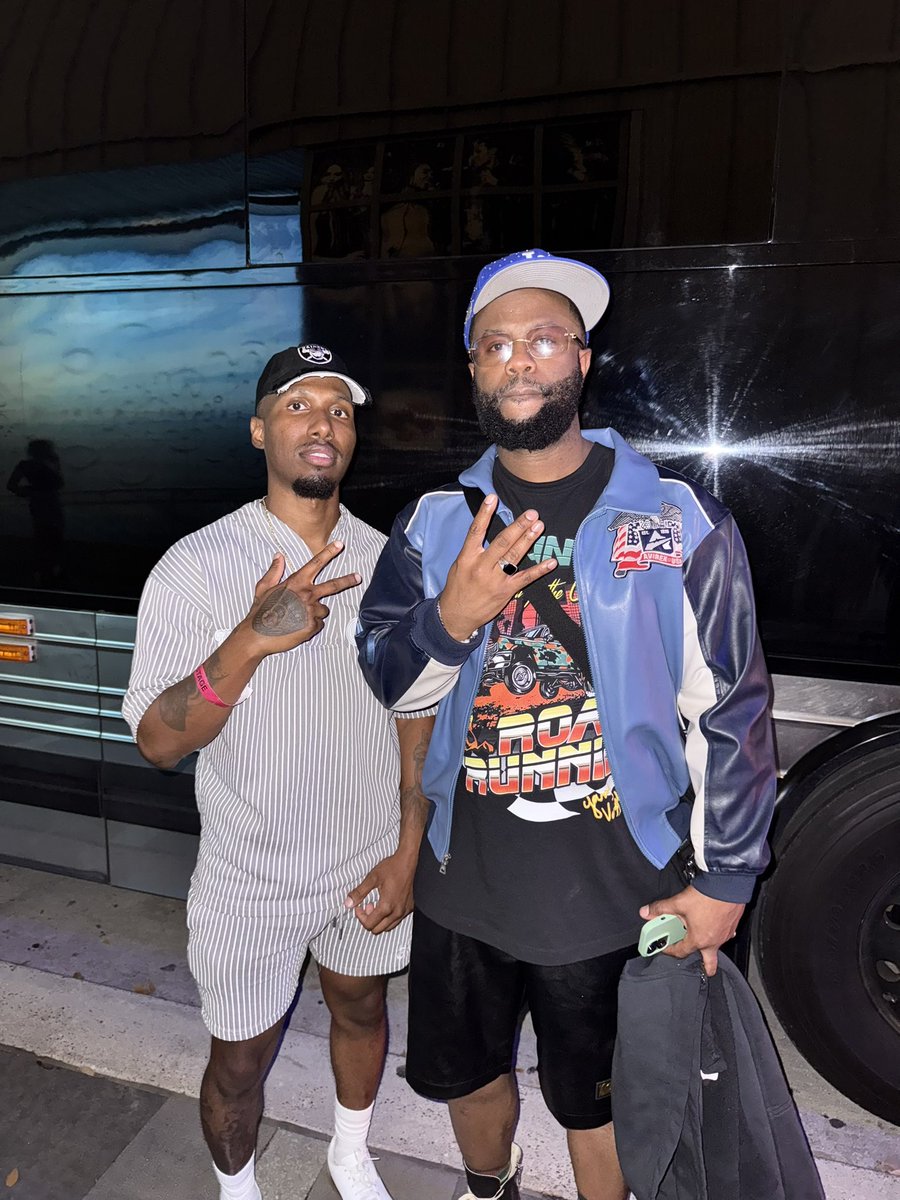 Coach_D_AL's tweet photo. Always a blessing to see my bros @CaseyVeggies and @DOPEITSDOM especially outside of LA. Appreciate everything and pulling up on me in Houston and VIP access to the Tour. Over 8yrs of brotherhood. It’s beyond music. The most genuine people I know in this rap game.🤞🏾#PNCINTL #OPM https://t.co/fO8a8vJRce