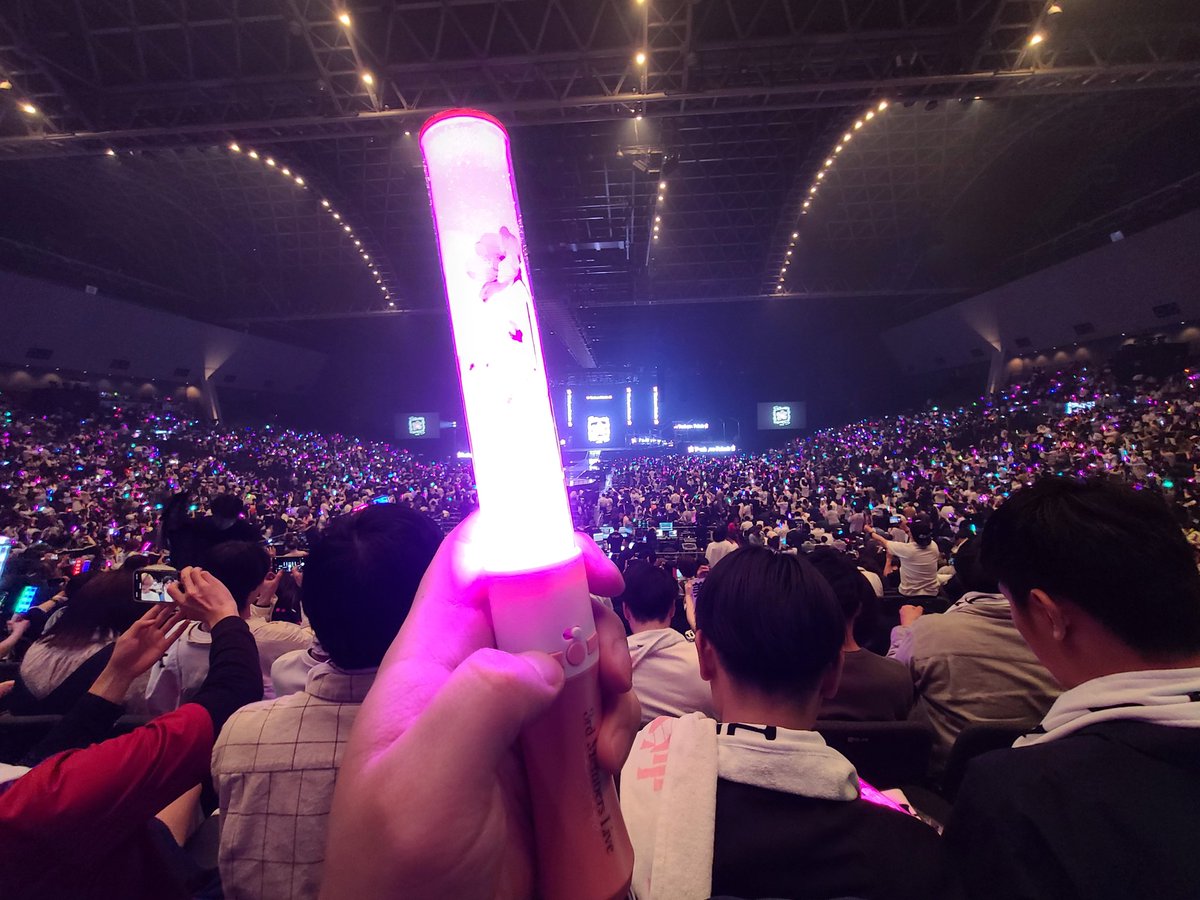 from_sancha's tweet photo. 福岡の初日に参加してきました。もう一曲欲しいのかい、での天ちゃんのコールが個人的ハイライト。めっちゃ楽しかったけど、仕事が山のように待っているクソみたいな現実に引き戻されつつある…

#櫻坂46_5thTOUR_Addiction https://t.co/iAGxidzg09