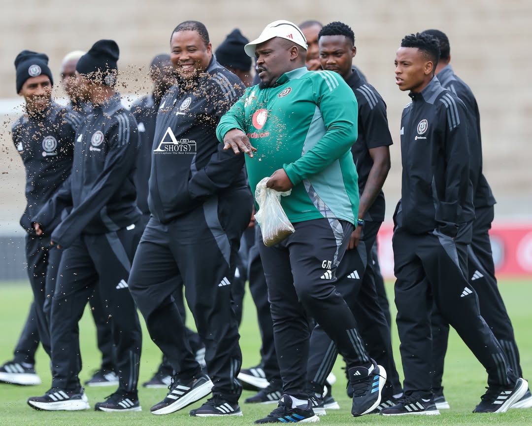 PaulRamalepe's tweet photo. Battle of powerful sangoma 🤣 #SowetoDerby #Pirates #Kaiz https://t.co/lU2nNLefwI