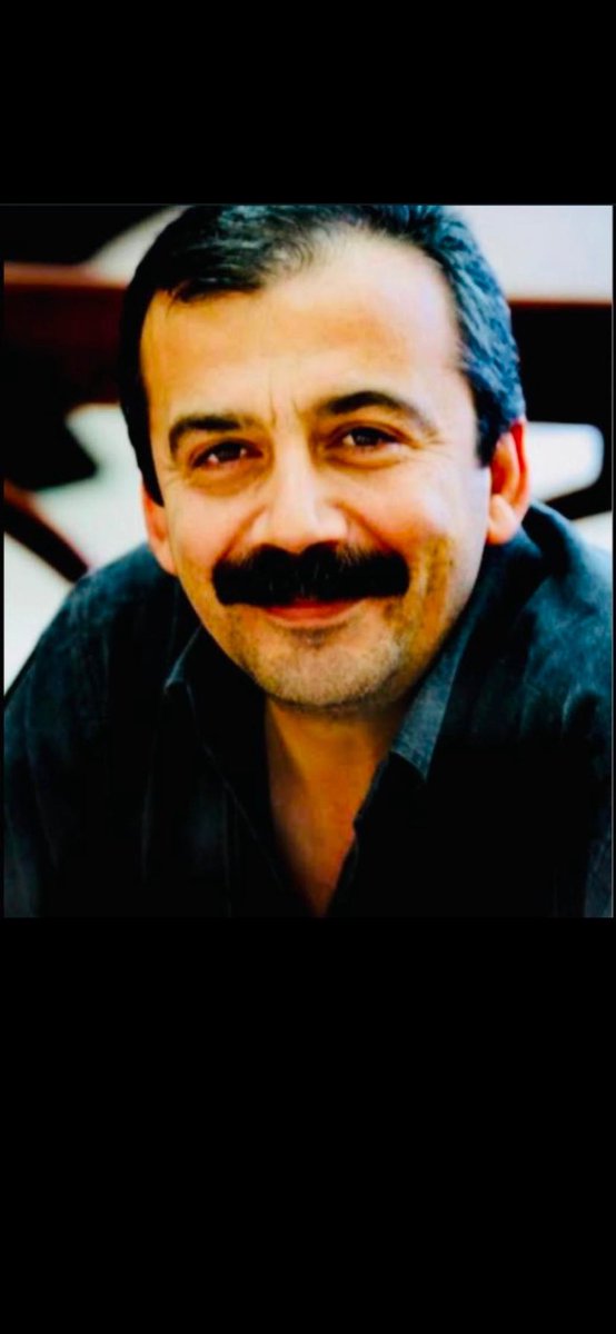 Bu ülkenin yetiştirdiği en kıymetli değerlerden biriydi. Ardında onurlu bir yaşam hikayesi bıraktı.Bu ülke barışa olan katkılarını hiç bir zaman unutmayacak. Ruhun şad olsun #SırrıSüreyyaÖnder