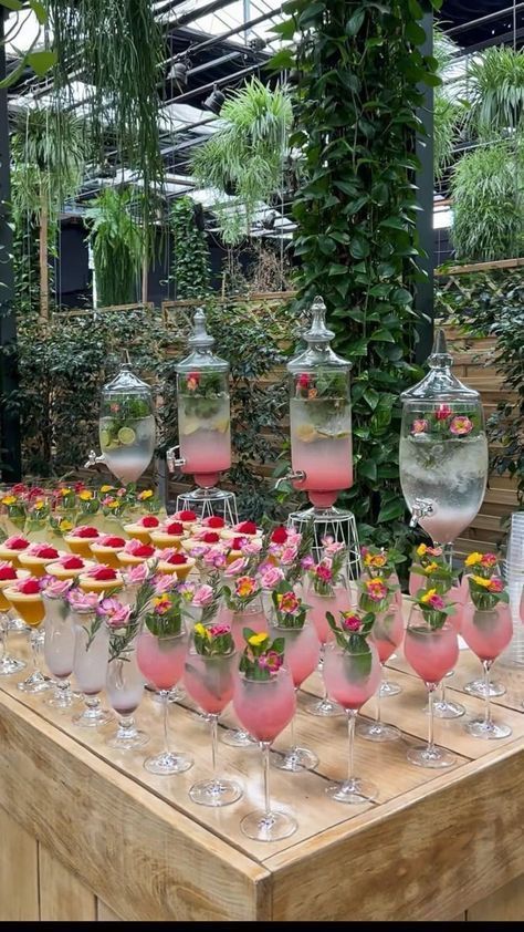 Eldoria_RPG's tweet photo. Fartura em comes e bebes é um dos principais destaques da noite, havendo desde drinks alcoólicos até bebidas apropriadas para menores, assim como comida para todos os gostos. https://t.co/o4Tk7VvIzH