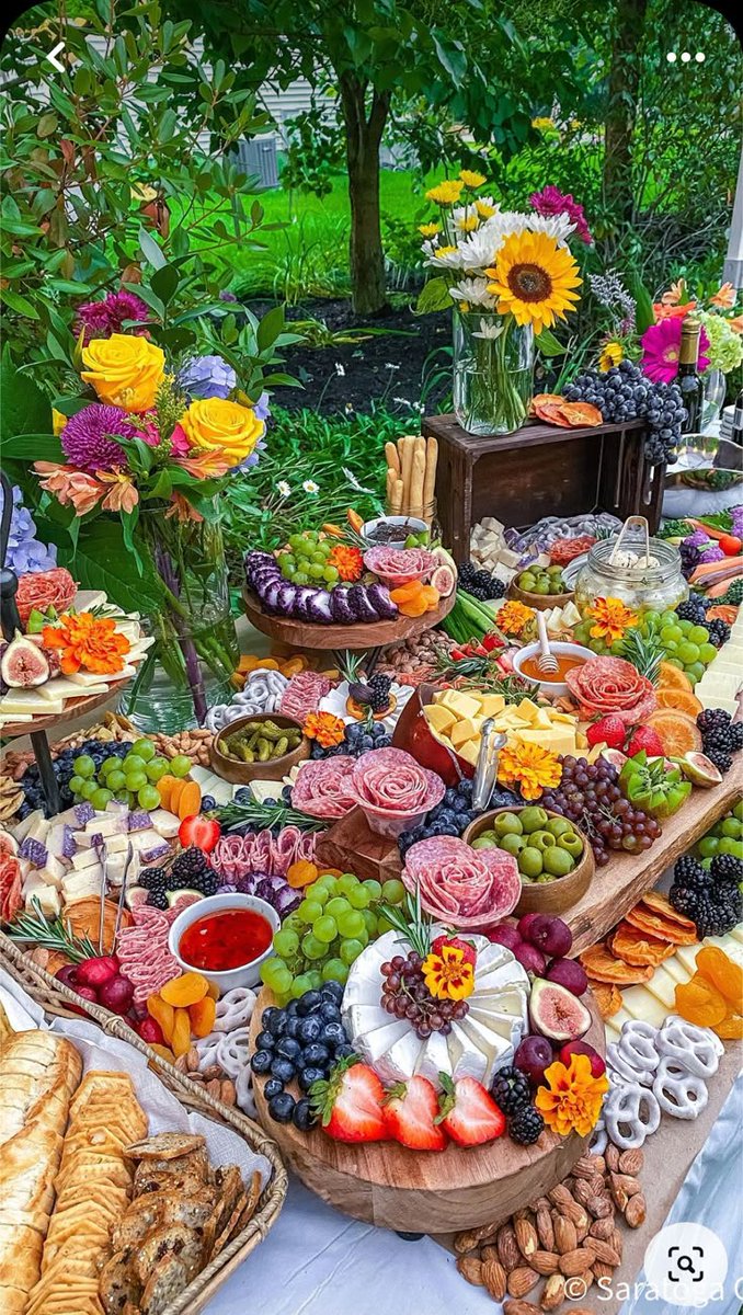 Eldoria_RPG's tweet photo. Fartura em comes e bebes é um dos principais destaques da noite, havendo desde drinks alcoólicos até bebidas apropriadas para menores, assim como comida para todos os gostos. https://t.co/o4Tk7VvIzH