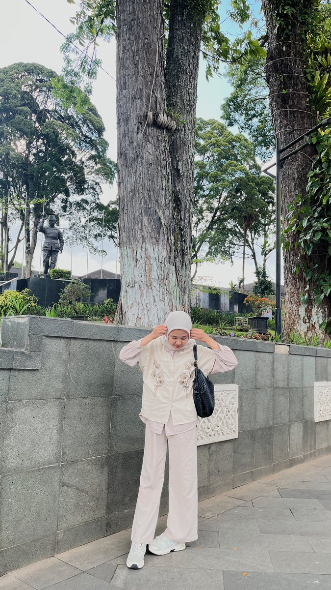 cayurbayam's tweet photo. OOTD ibu anak satu, hihi💗 udah lama ga dress up karena yaa di rumah aja jd pas ada kesempatan pergi tipis tipis happy deh bisa foto ootd lagi <3 https://t.co/Cas3oRUj5r