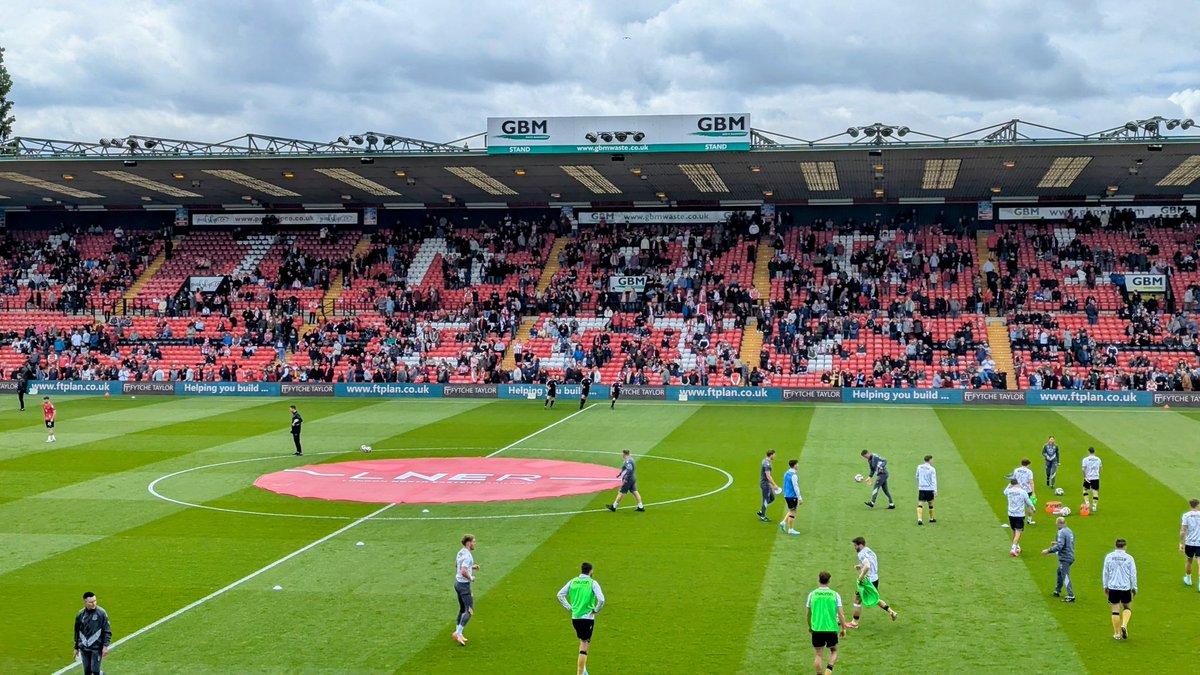 FTPlanningLtd's tweet photo. Come on you Imps! Final league game, final home game, sell out match and party atmosphere! π΄βͺπ΄βͺ @LincolnCity_FC @LNER
#WeAreImps #LinWre #LincolnCity #Wrexham #WelcomeToLincoln https://t.co/CnpDDVzdzE
