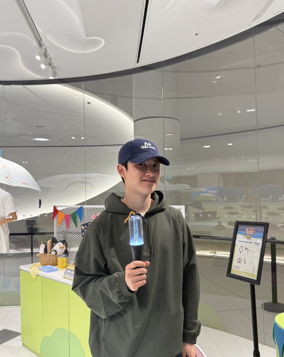 KYUNGSOO with his lightstick!!! 😍🫶🏻