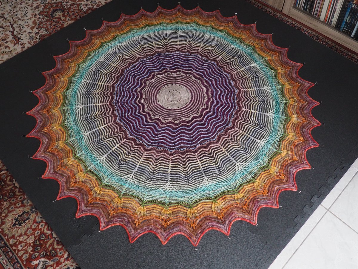 Un tricot qui m'a aidé à avancer en décembre et en janvier m après m, rg après rg, un peu comme mettre un pied devant l'autre pour avancer dans une période bien difficile après le départ de Gwenna. Un grand merci à Christelle de @tricotetstitch. Petit châle de 1,5m ..