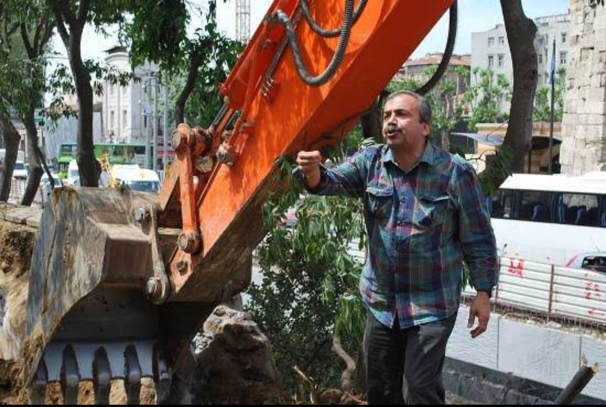 Sırrı Süreyya Önder
Bir söz ustası, bir direniş yoldaşı, bir halk evladı…
Bir ağacı korurken canını koyan, bir cümleyle devleti sarsan bir can.
Şimdi toprağa yürüdü.
Alevi inancına göre ölüm son değil, yolun başka bir durağıdır.
Yolu açık, devri daim olsun…