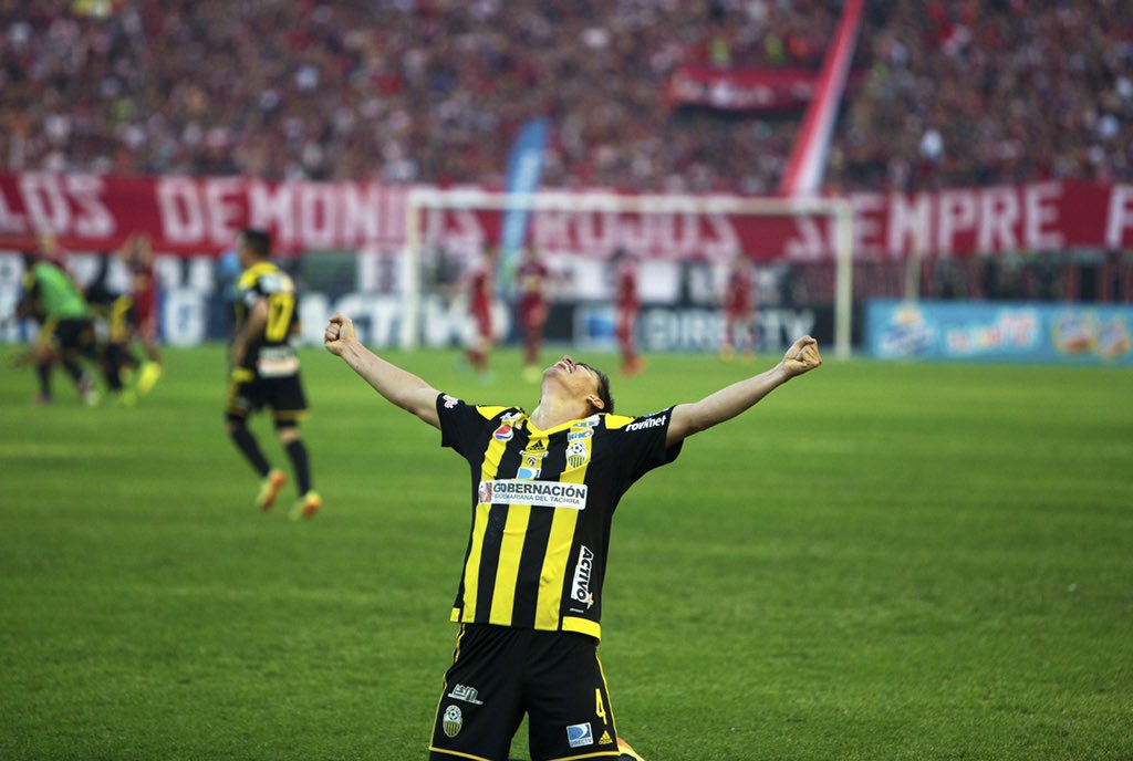 Hoy se celebra el 93+10 ¡Felicitaciones aurinegros! (Amargo día para los Saragolovers) 

El famoso "93+10" que todos los hinchas del Deportivo Táchira celebran ocurrió el 3 de mayo de 2015.