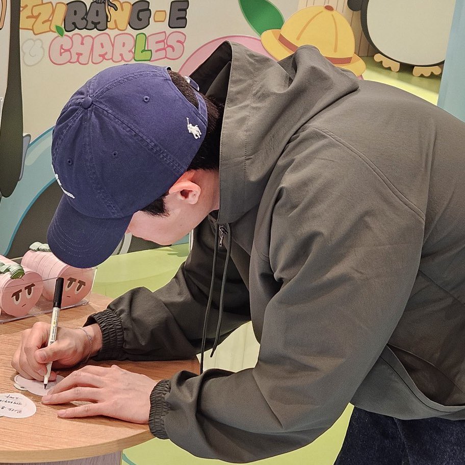 팝업 방문할 때마다 남친짤 생성