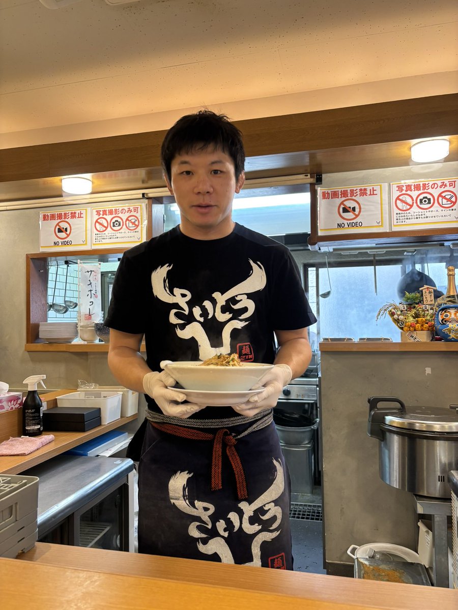 nekorock222's tweet photo. 麺ZINさいとう行ってきた！
齋藤選手がばかかっこよかった❤️
すごい優しい方でした！
ラーメンもばか美味しかった〜🍜
始発で出てきて良かった！
齋藤選手ありがとうございました！ https://t.co/5bRBgDpzlQ