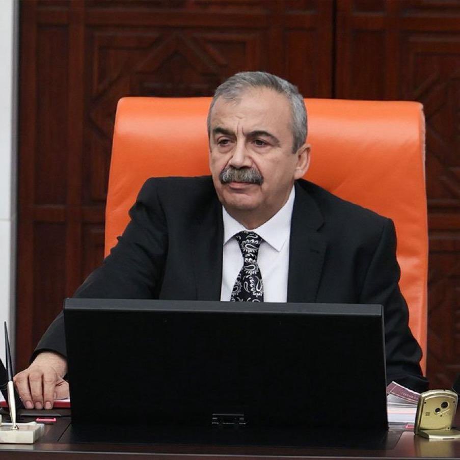 Toplumun huzur ve barış içinde yaşaması için gayret sarfeden, bilgi birikimiyle ve nüktedan kişiliğiyle herkesin takdirini kazanan TBMM Başkanvekilimiz Sayın Sırrı Süreyya Önder Bey’i kaybettik.

Rabbimden kendisine rahmet, ailesine ve tüm sevenlerine başsağlığı ve sabır