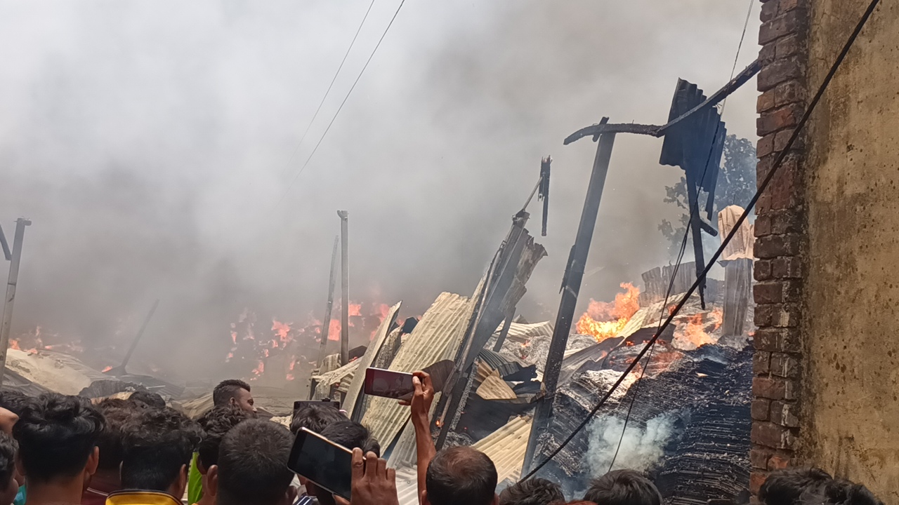 কোনাবাড়িতে ঝুটের গোডাউনে আগুন