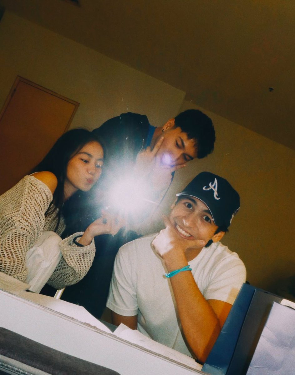 KpopKoreaPtso's tweet photo. trio <33 https://t.co/VeVIKMEdx7