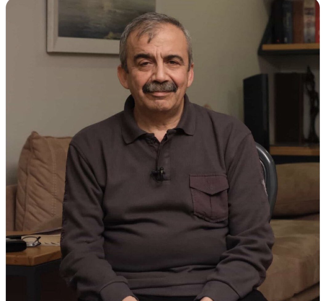 Sırrı Süreyya Önder, 3 Mayıs 2025’te aramızdan ayrıldı. Sinemacı,siyasetçi,barış elçisi; samimi,cesur,umutlu. Kalbi durdu, ama izleri hep yaşayacak. Güle güle, Sırrı Abi. Başımız sağ olsun.🥀#sirrisureyyaonder