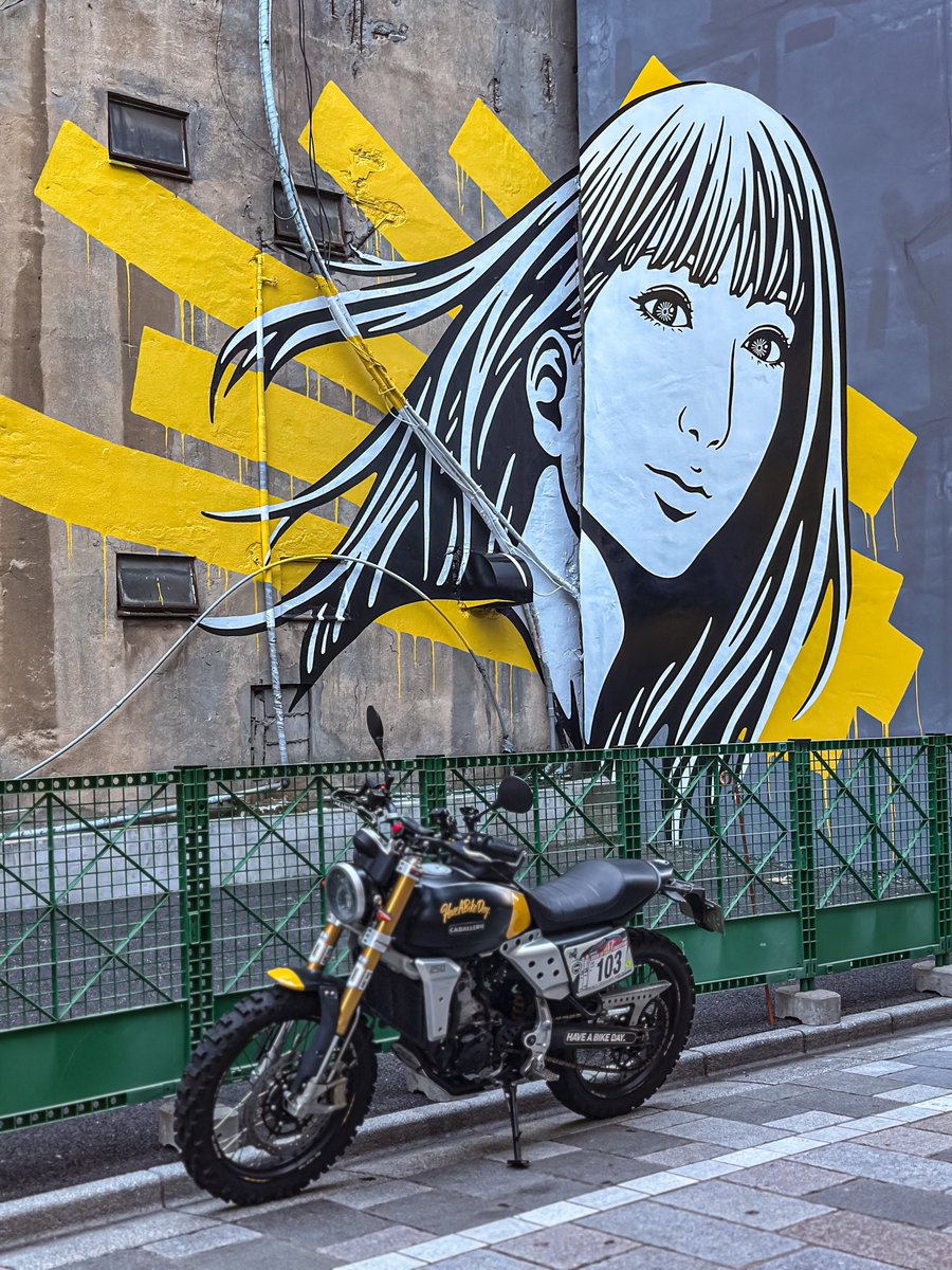 銀座シックスの近くでもうひとつHogalee <a href="/Hogalee/">Hogalee</a> 作品を。
再開発で見られなくなる前に是非。

📍maps.app.goo.gl/M2eXUeXeiC9FqZ…

#Hogalee #現代アート 
#HaveABikeDay.  #NumberTack 
#fantic #caballero