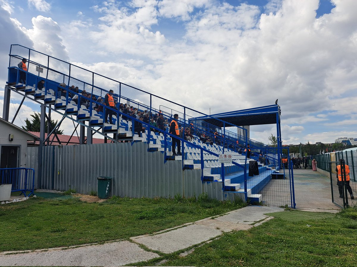 SjoerdVVV's tweet image. Ankara Demirspor is een club van de Turkse spoorwegen. 
Ze spelen dan ook op een terrein van de TCDD, naast een rangeerterrein voor afgedankte treinen. Een pretpark en trouwlocatie flankeren de andere zijdes. Vandaag versloegen ze Diyarbekirspor dat daardoor degradeerde.