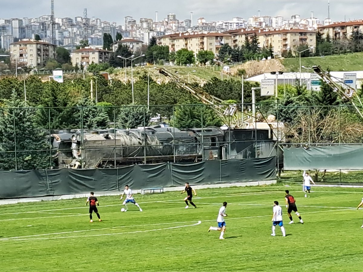 SjoerdVVV's tweet image. Ankara Demirspor is een club van de Turkse spoorwegen. 
Ze spelen dan ook op een terrein van de TCDD, naast een rangeerterrein voor afgedankte treinen. Een pretpark en trouwlocatie flankeren de andere zijdes. Vandaag versloegen ze Diyarbekirspor dat daardoor degradeerde.