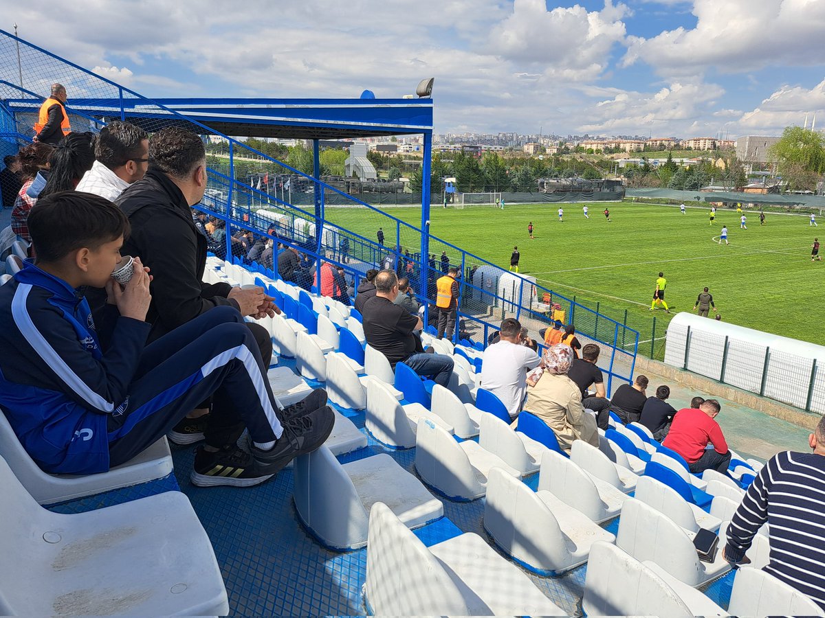 SjoerdVVV's tweet image. Ankara Demirspor is een club van de Turkse spoorwegen. 
Ze spelen dan ook op een terrein van de TCDD, naast een rangeerterrein voor afgedankte treinen. Een pretpark en trouwlocatie flankeren de andere zijdes. Vandaag versloegen ze Diyarbekirspor dat daardoor degradeerde.