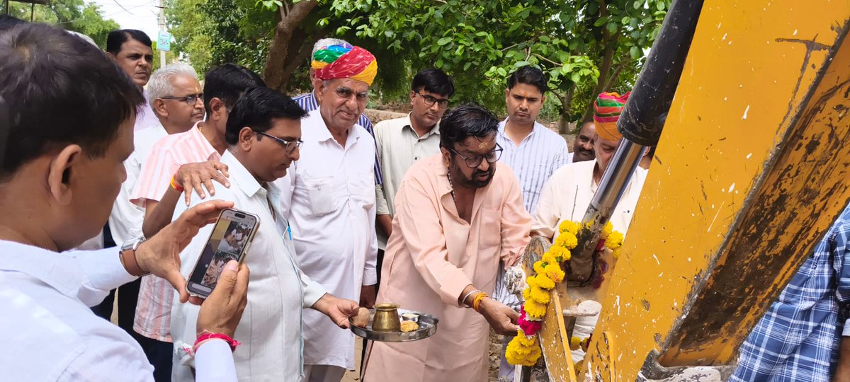 drmsrathorebjp's tweet photo. आज विधान सभा क्षेत्र - सरदारपुरा में सारण नगर, धनेश नगर में नई सड़कों का शिलान्यास किया। इस अवसर पर क्षेत्रवासियों ने उत्साहपूर्वक भाग लिया और विकास कार्यों का स्वागत किया। https://t.co/jKBcczV4zN