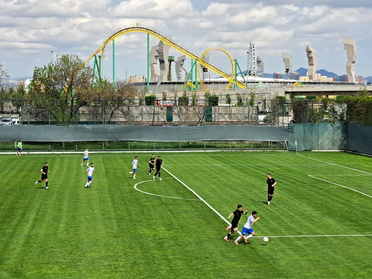 SjoerdVVV's tweet image. Ankara Demirspor is een club van de Turkse spoorwegen. 
Ze spelen dan ook op een terrein van de TCDD, naast een rangeerterrein voor afgedankte treinen. Een pretpark en trouwlocatie flankeren de andere zijdes. Vandaag versloegen ze Diyarbekirspor dat daardoor degradeerde.