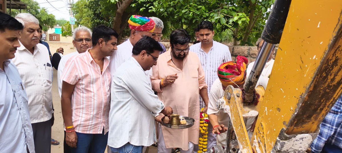 drmsrathorebjp's tweet photo. आज विधान सभा क्षेत्र - सरदारपुरा में सारण नगर, धनेश नगर में नई सड़कों का शिलान्यास किया। इस अवसर पर क्षेत्रवासियों ने उत्साहपूर्वक भाग लिया और विकास कार्यों का स्वागत किया। https://t.co/jKBcczV4zN