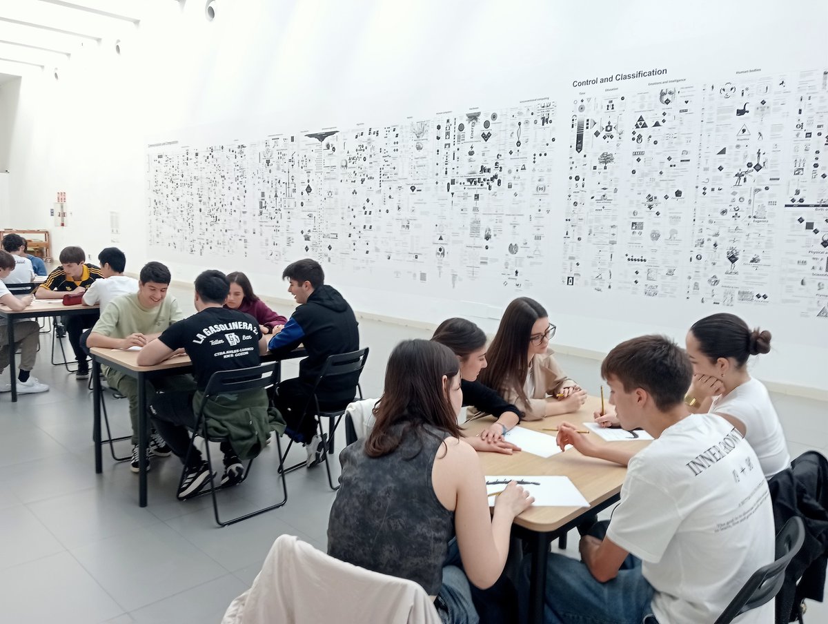 Visita a la Laboral centro de arte y creación industrial
El martes 29 de abril el alumnado de las asignaturas de dibujo técnico, biología y geología y tecnología de 1º Bachillerato visitó la exposición "Máquinas digitales".