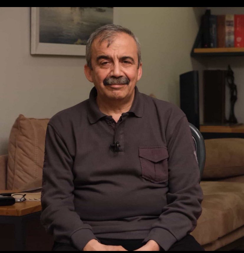 Gözüm yaşarıyor yüreğim kanıyor 
Sonumuz Böyle olmasaydı barış elçisi😭😭

Güle güle Sırrı Abi 🥀