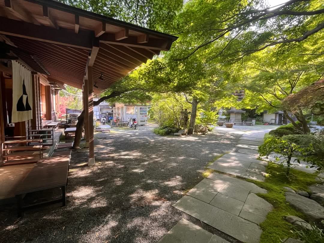 ReSonanceJapan's tweet photo. 【覚園寺でワイン販売🍷】
5/4・5のコンサート、13:30〜鈴木屋酒店さんがワイン＆ソフトドリンクを販売！
一杯800〜1000円。
拝観の方も購入OKです◎
音楽とともに、特別な一杯をぜひ。 https://t.co/DxNTxWQYbZ