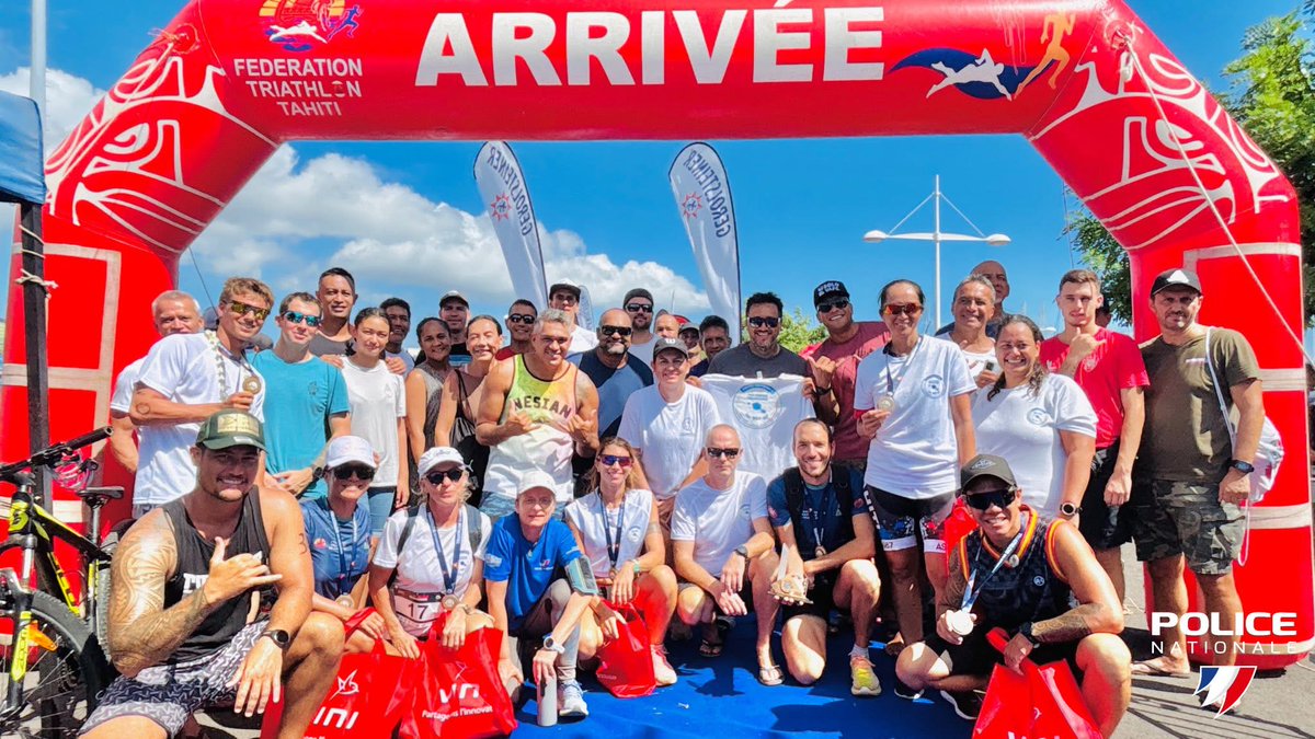 PoliceNationale's tweet image. #Sport | Jeudi, 20 équipes de la police nationale ont brillamment représenté l'institution en prenant le départ de la 34ème édition du Triathlon des entreprises en #Polynésie, portés par les valeurs de solidarité, de dépassement de soi et d’esprit d’équipe. Une édition parrainée