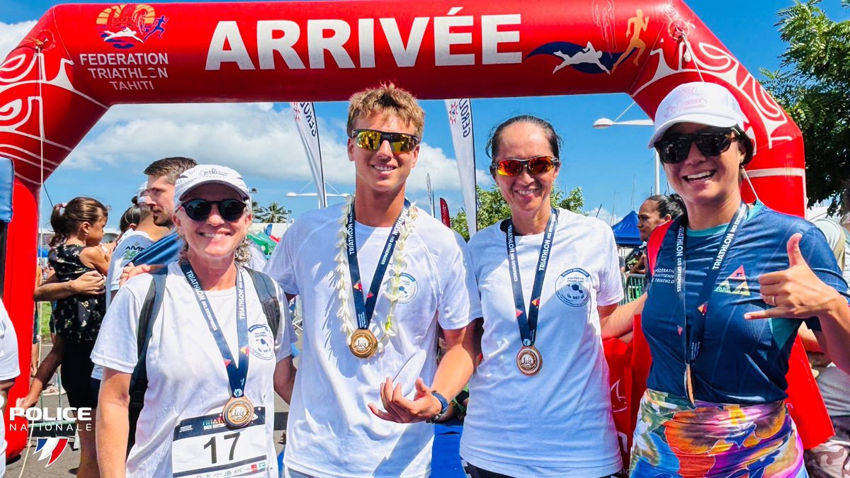 PoliceNationale's tweet image. #Sport | Jeudi, 20 équipes de la police nationale ont brillamment représenté l'institution en prenant le départ de la 34ème édition du Triathlon des entreprises en #Polynésie, portés par les valeurs de solidarité, de dépassement de soi et d’esprit d’équipe. Une édition parrainée