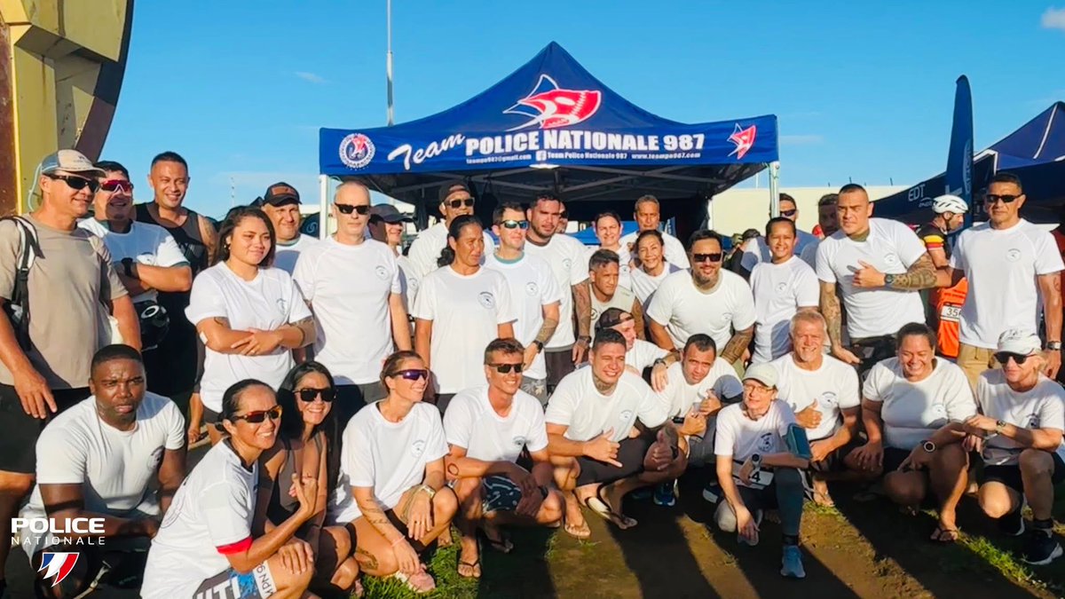 PoliceNationale's tweet image. #Sport | Jeudi, 20 équipes de la police nationale ont brillamment représenté l'institution en prenant le départ de la 34ème édition du Triathlon des entreprises en #Polynésie, portés par les valeurs de solidarité, de dépassement de soi et d’esprit d’équipe. Une édition parrainée