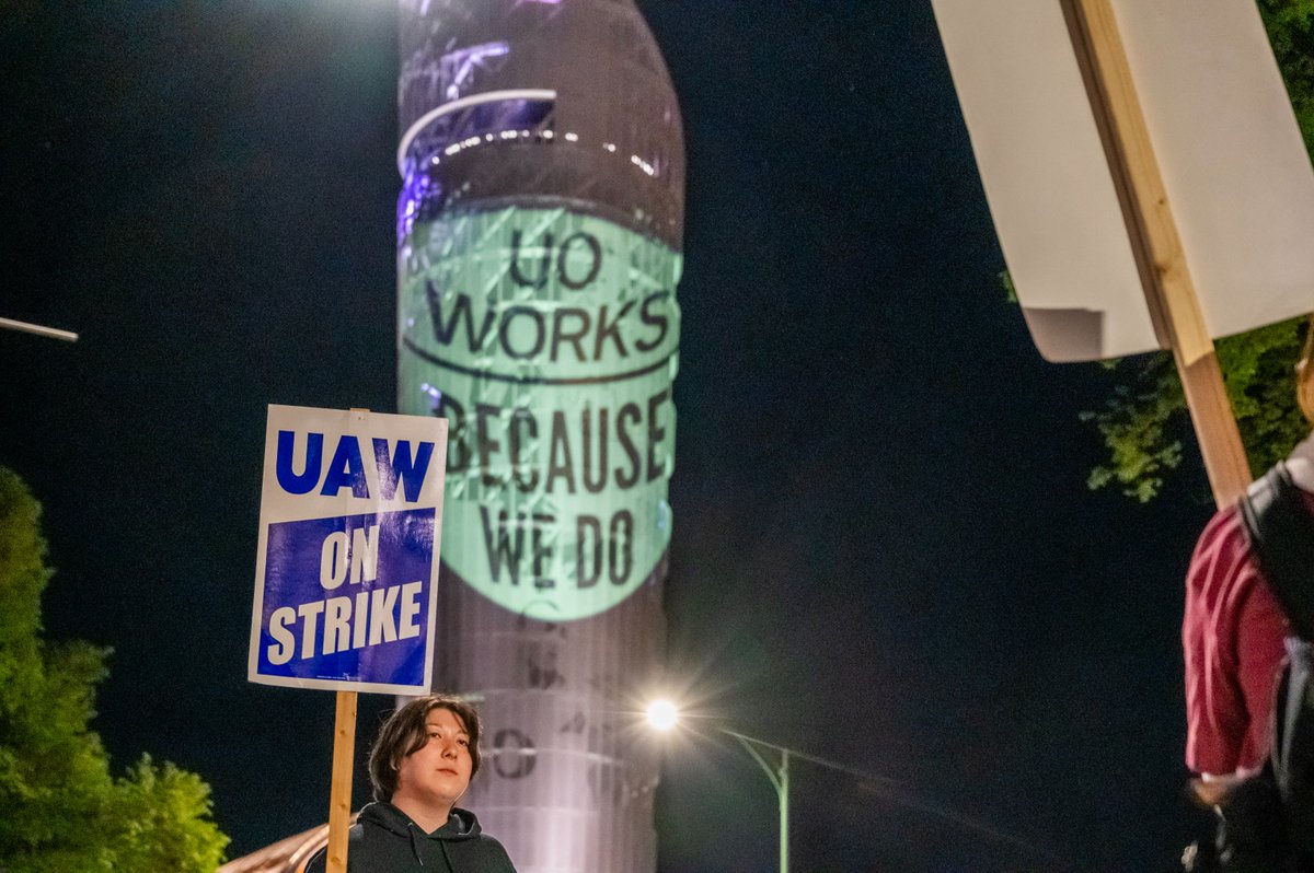 OregonAFLCIO's tweet photo. University of Oregon student workers remain on strike! Support these workers as they hold the picket line for better wages and working conditions.

@uostudentwrkers  @uaw https://t.co/qCo95mogCH