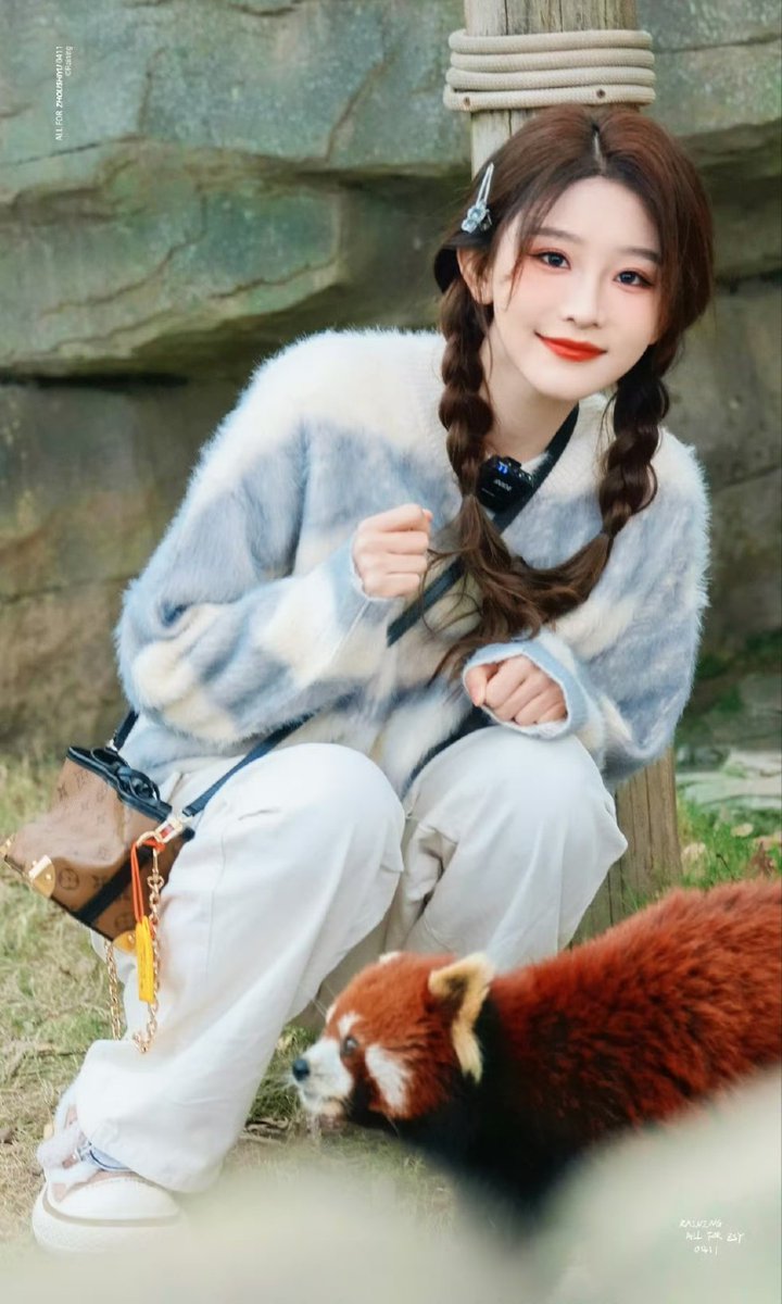 shiyuarchives's tweet image. Unknown date | © Raining·周诗雨

#SNH48 #ZhouShiyu #周诗雨