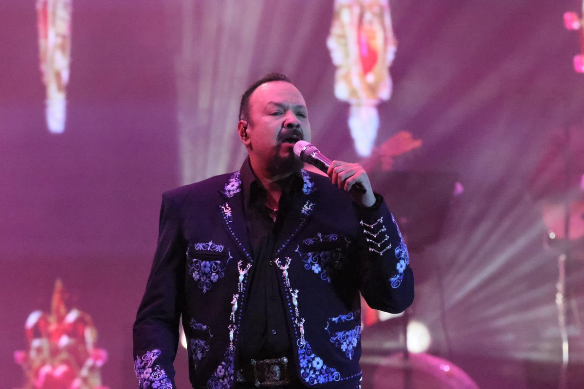 armentapuebla_'s tweet photo. 🎤✨ ¡ @PepeAguilar conquistó al Teatro del Pueblo!

Al ritmo del mariachi, las y los asistentes de la #FeriaDePuebla2025 vivieron una noche llena de nostalgia, emoción y grandes éxitos. 🎶🤠

La Gran Fiesta Poblana continúa, ¡ven y disfruta de todas las actividades que tenemos para ti! 🎉🎡

#PorAmorAPuebla 
#PensarEnGrande