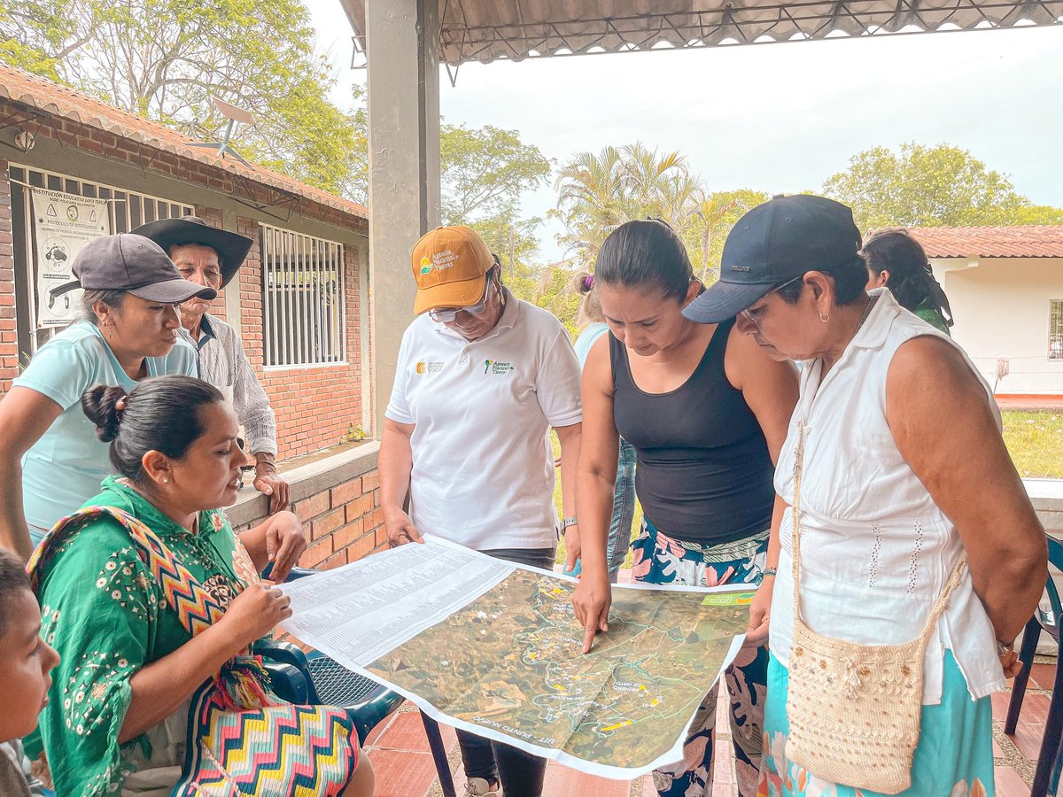 AgenciaTierras's tweet photo. En Casanare, los Microbarridos prediales llegaron para avanzar en la formalización de la tierra de nuestros campesinos. Iniciamos en 7 veredas de Yopal atendiendo a más de 150 familias. 🤝🌱💚

Con esta estrategia actualizamos el catastro, agilizamos procesos, para que más familias accedan a sus derechos sobre la tierra. #SomosReformaAgraria