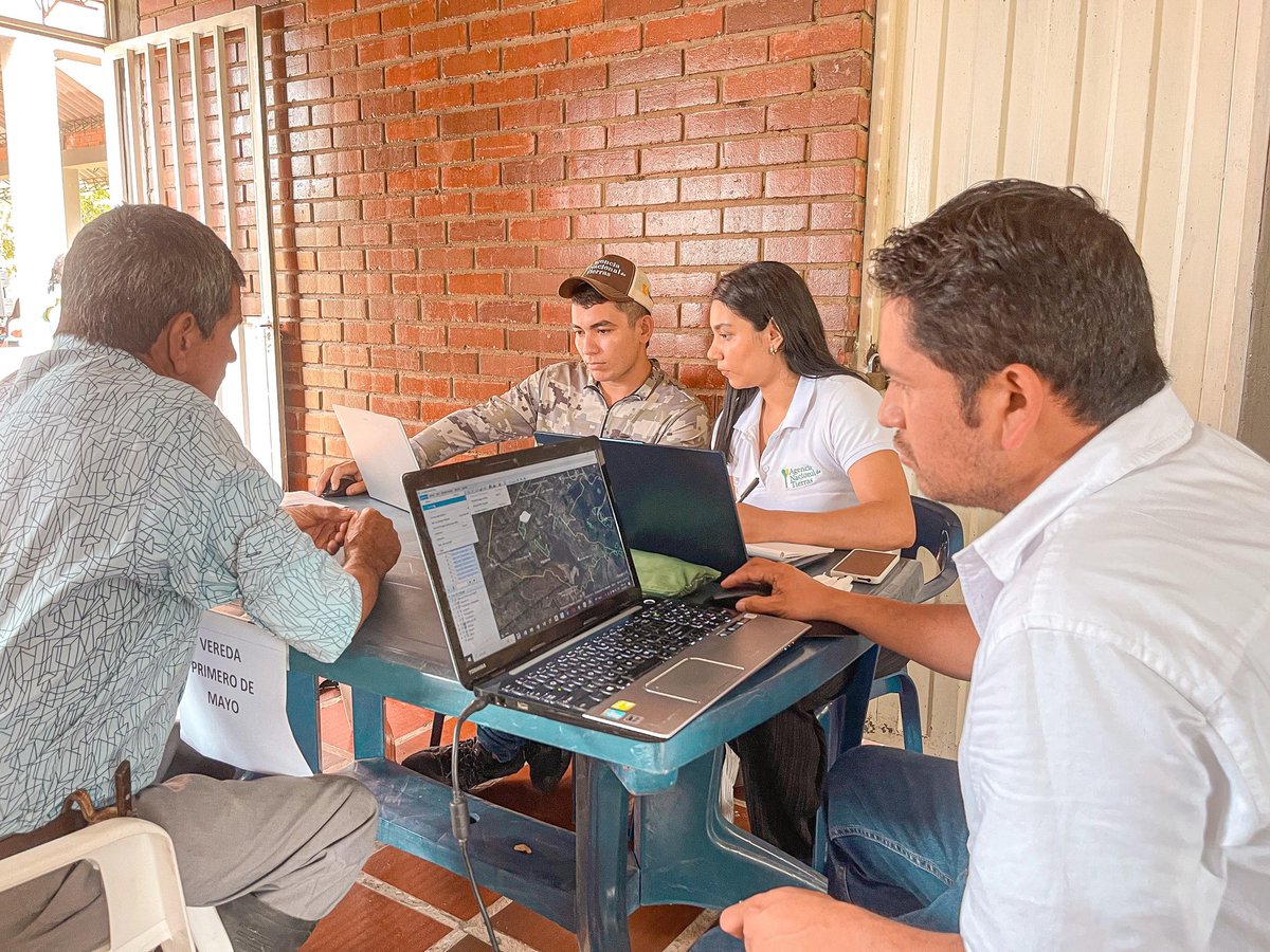 AgenciaTierras's tweet photo. En Casanare, los Microbarridos prediales llegaron para avanzar en la formalización de la tierra de nuestros campesinos. Iniciamos en 7 veredas de Yopal atendiendo a más de 150 familias. 🤝🌱💚

Con esta estrategia actualizamos el catastro, agilizamos procesos, para que más familias accedan a sus derechos sobre la tierra. #SomosReformaAgraria