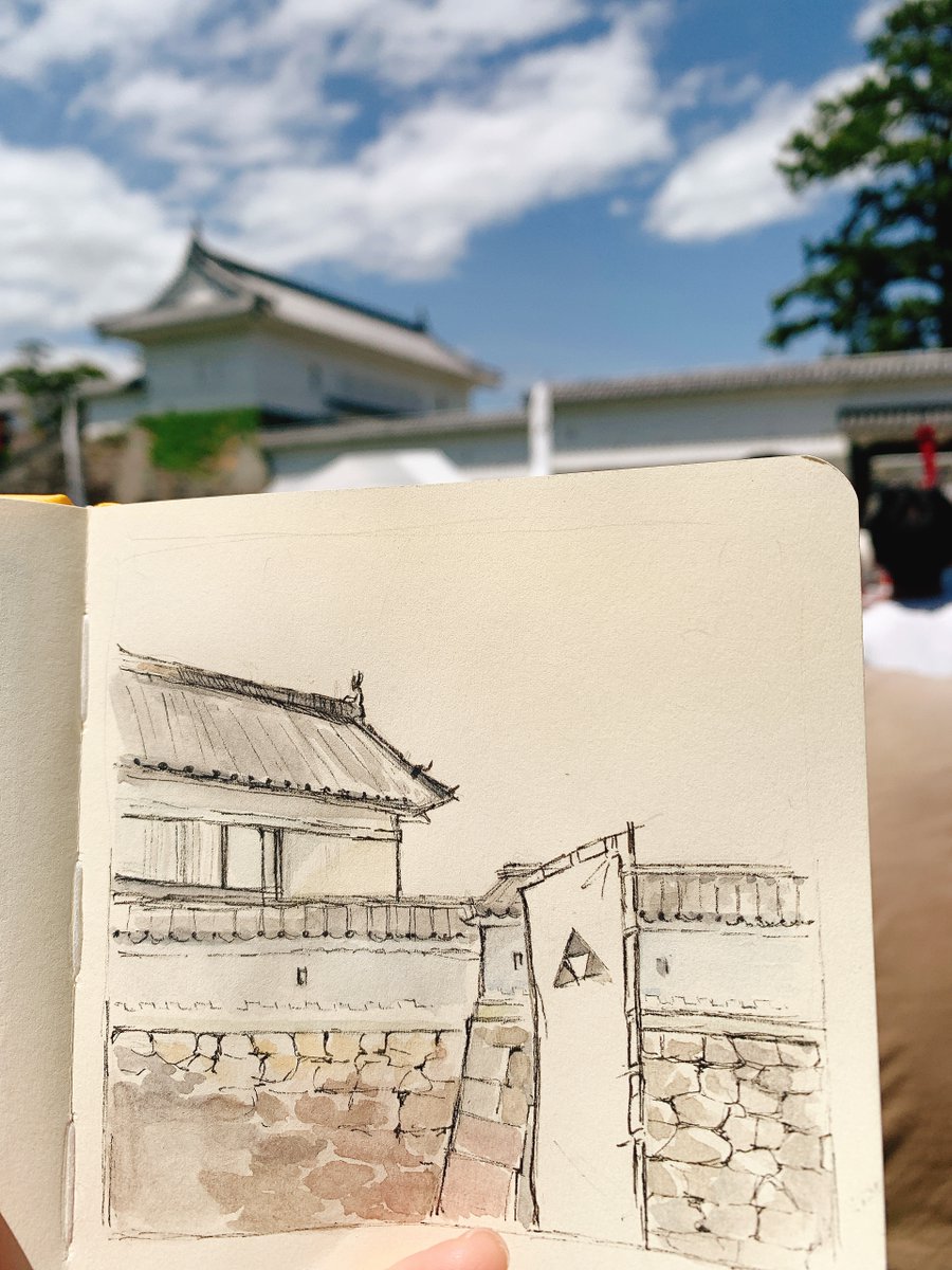 ibureogo's tweet image. 先月花見で初めて行った小田原〜
今月は北条五代祭りを見てきました。
小田原城の一角でパレード待ちしながらスケッチ。
 #urbansketch #sketch #北条五代祭り
