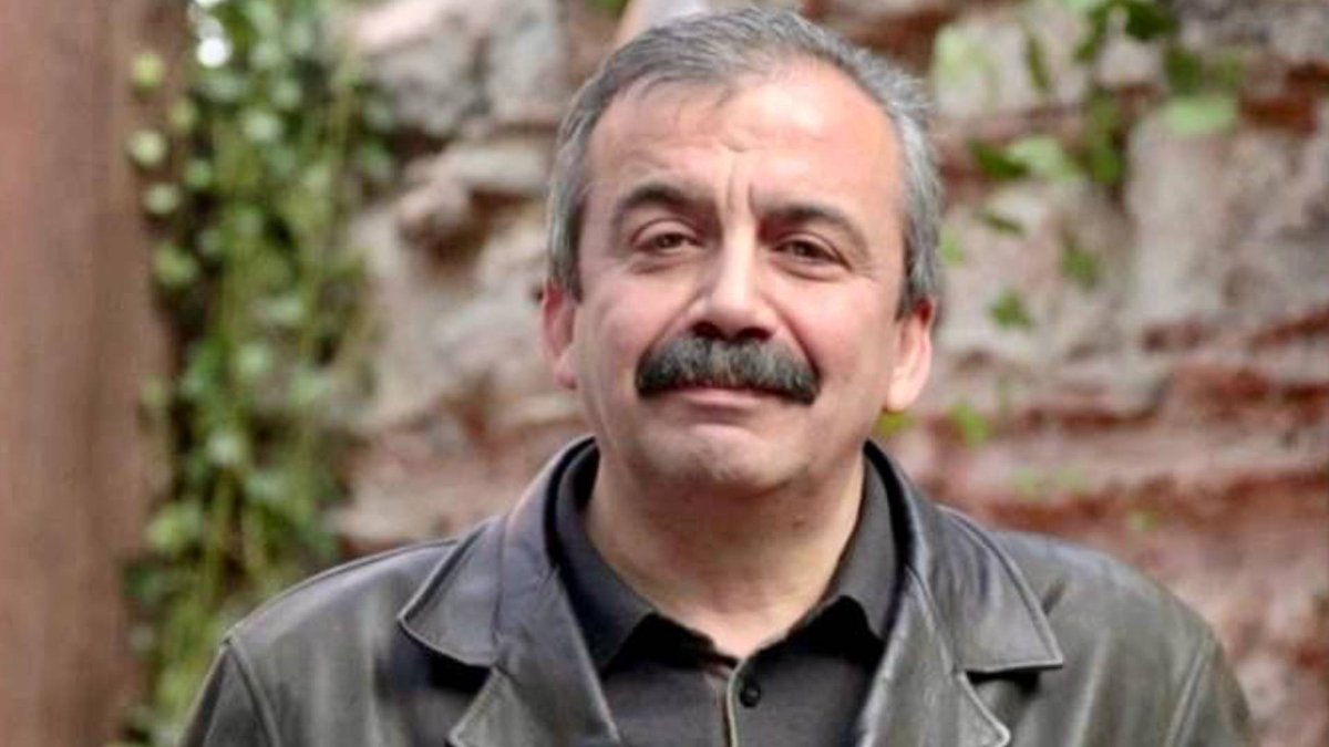 Mücadelesi ve direnciyle hepimize örnek olan Sırrı Süreyya Önder yaşama veda etti. Saygıyla...