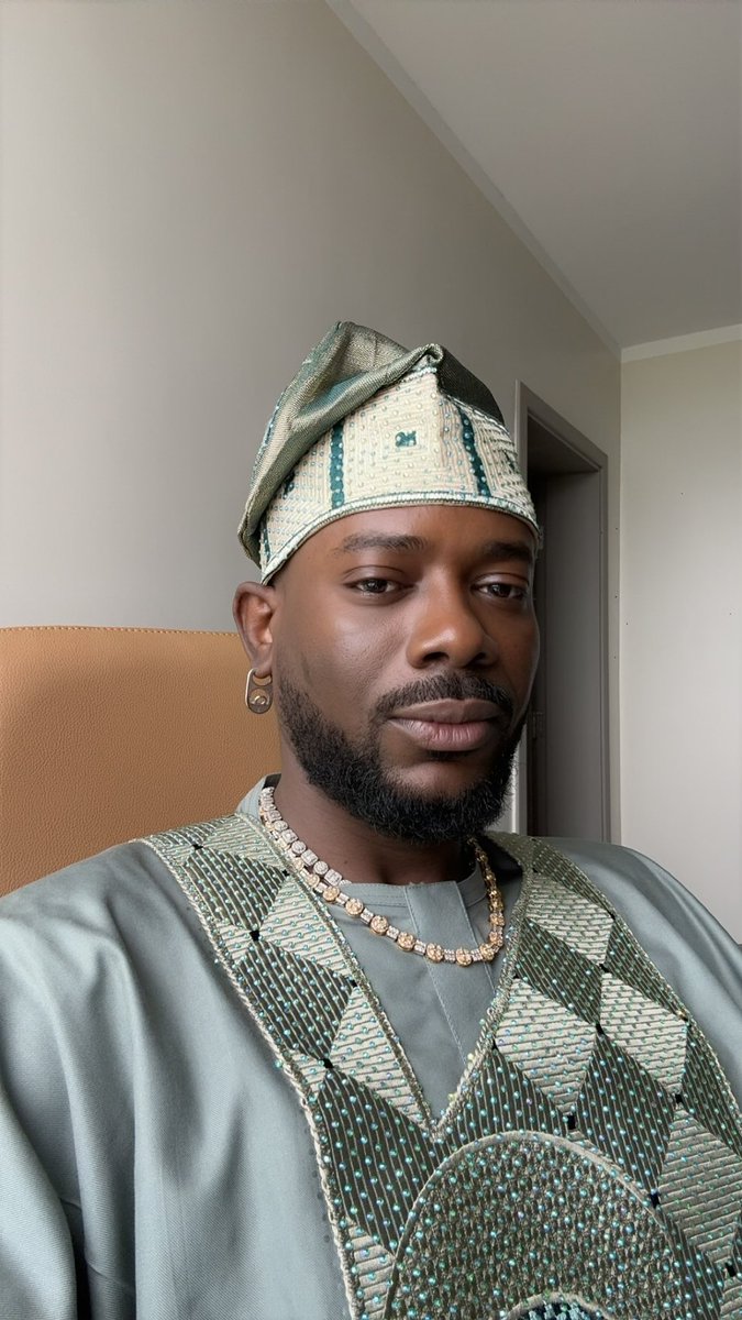 TheDamiForeign's tweet photo. Omo, Adekunle Gold no fit afford gold. Na can malt cover opener e use do earring😭💔 https://t.co/m8DeebjcWw