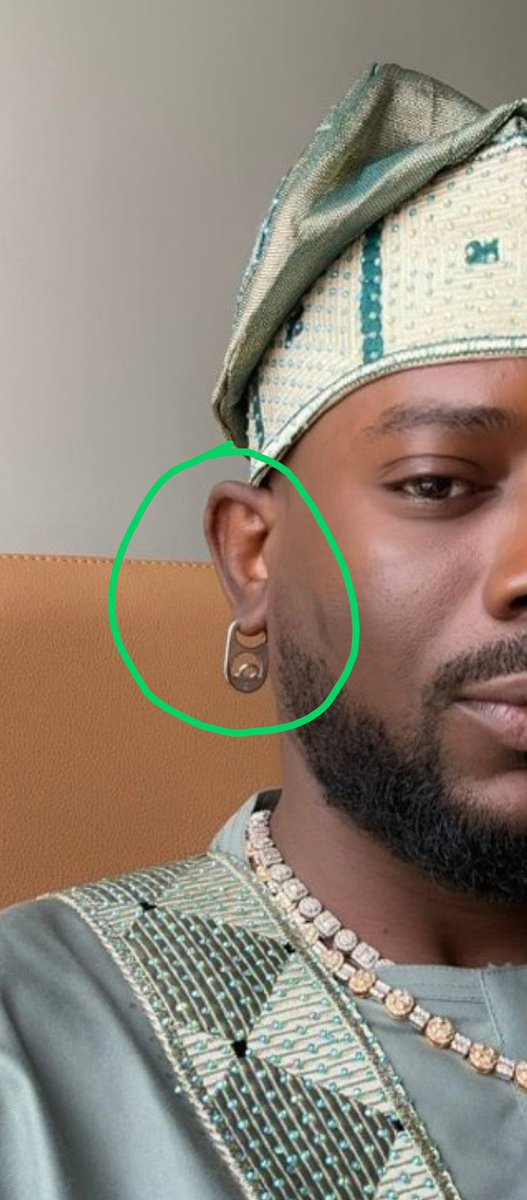 TheDamiForeign's tweet photo. Omo, Adekunle Gold no fit afford gold. Na can malt cover opener e use do earring😭💔 https://t.co/m8DeebjcWw