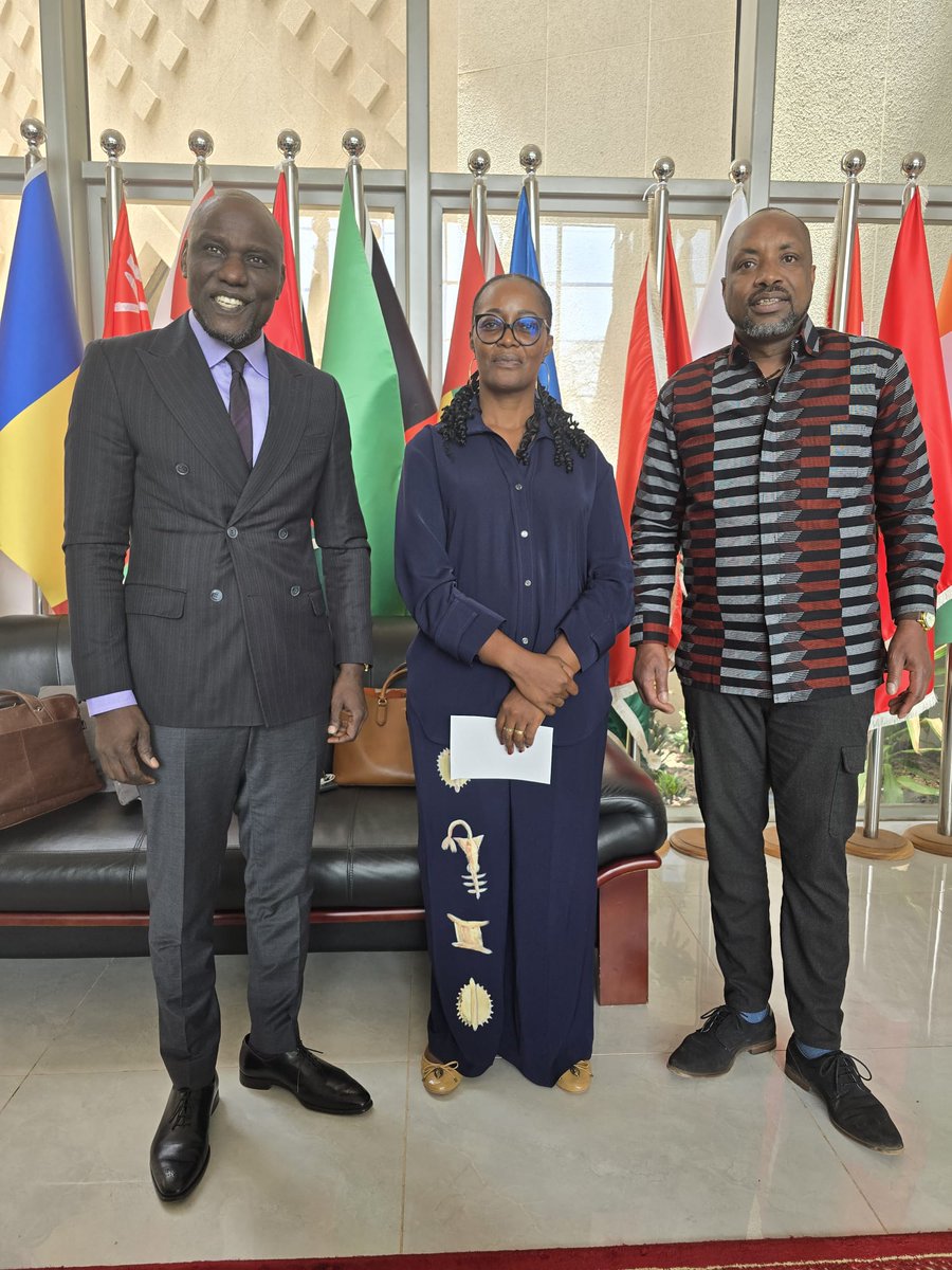 Ce samedi 3 mai 2025, en marge de la 83e session de la Commission africaine des droits de l’homme et des peuples (CADHP), tenue à Banjul, en Gambie, j’ai eu le plaisir d’échanger avec M. Joseph Bikanda, coordinateur du Réseau panafricain des droits de l’homme, et Mme Nadine