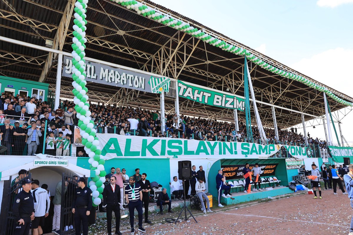 ahusta07's tweet photo. Evet. Şampiyonluğu çok istedik ve tüm Bingöl destek verdi.
Ama bu başarıda asıl aslan  payı Sn. Engin Özturan başkanlığındaki yönetim, Bilal Çebi kaptanlığındaki futbolcularımız, Sn. Erhan Koç idaresindeki teknik  kadro, masör,malzemeci, vbg.idari personel ile her maçta tribünleri dolduran Yeşil Maraton ve Zazalar taraftar gruplarımızdır.
Bingöle bu gururu yaşatan herkese   teşekkür ediyorum.