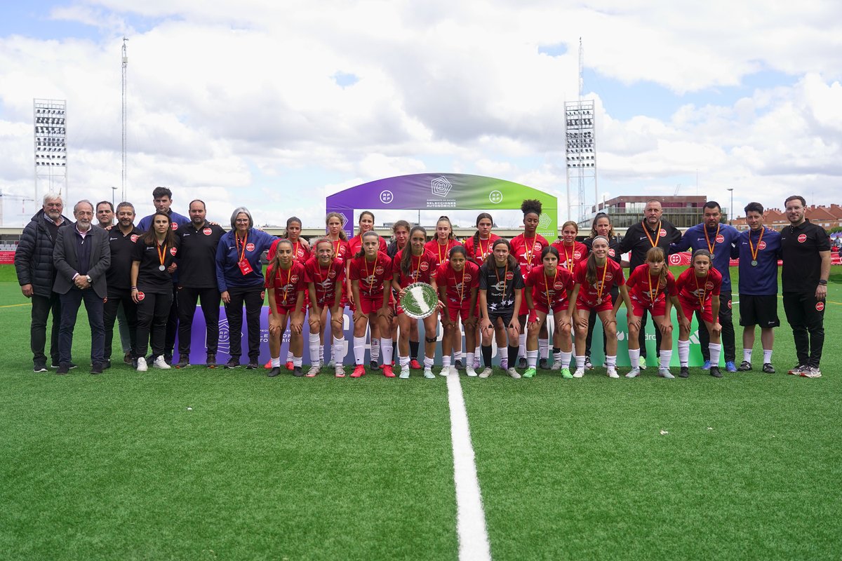 rfef's tweet photo. 🫡 Cabeza alta, @RFFM_oficial, habéis hecho un gran torneo.
ℹ️ Final oro
#CESA I #Sub14FEM https://t.co/ij3rQWJKX0