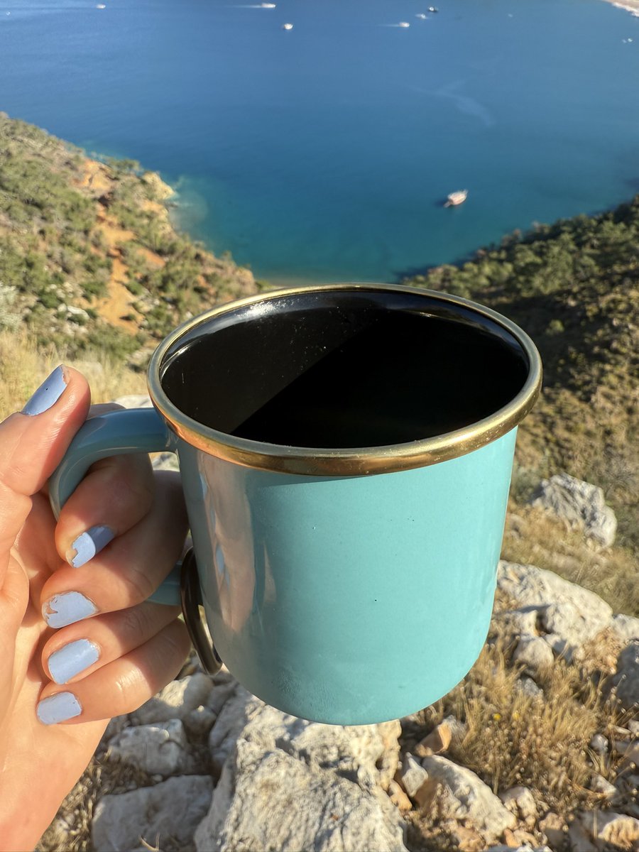 Gm!
Whats inside of the cup as camping gear ? 👀