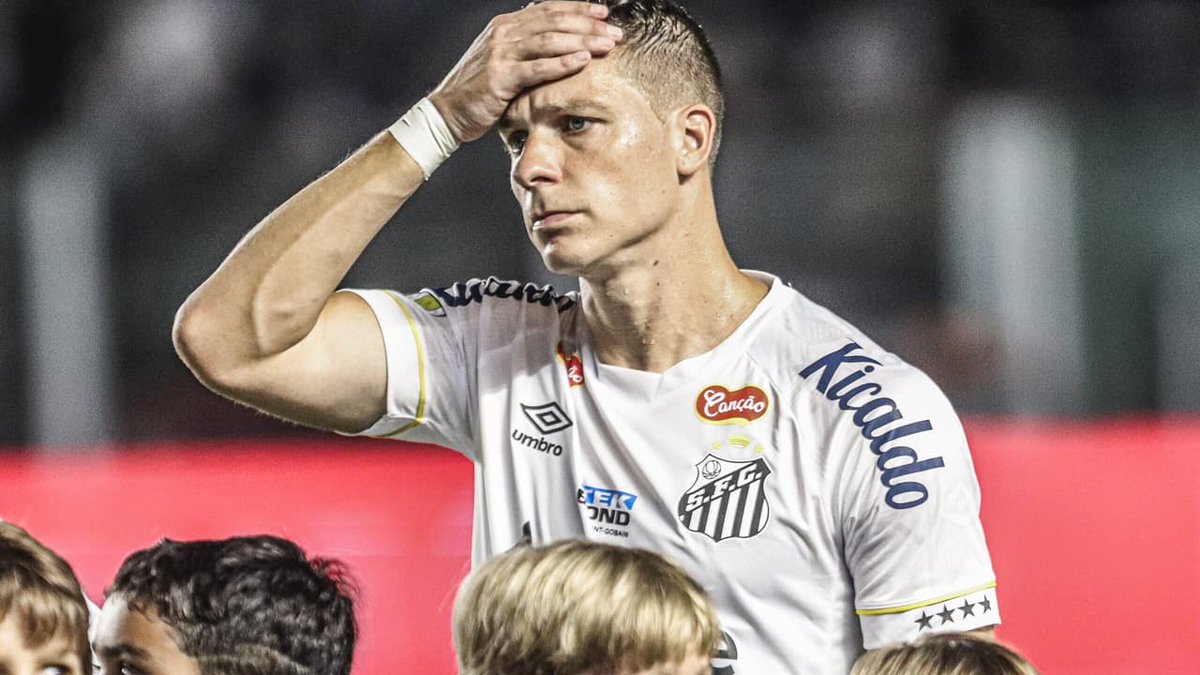 lance_santos's tweet photo. Herói contra o Grêmio em 2023 custa R$ 1 milhão por mês ao Santos sem jogar https://t.co/dknRAuLCMo #Santos #Grêmio #JulioFurch https://t.co/SU8yqeqUW6