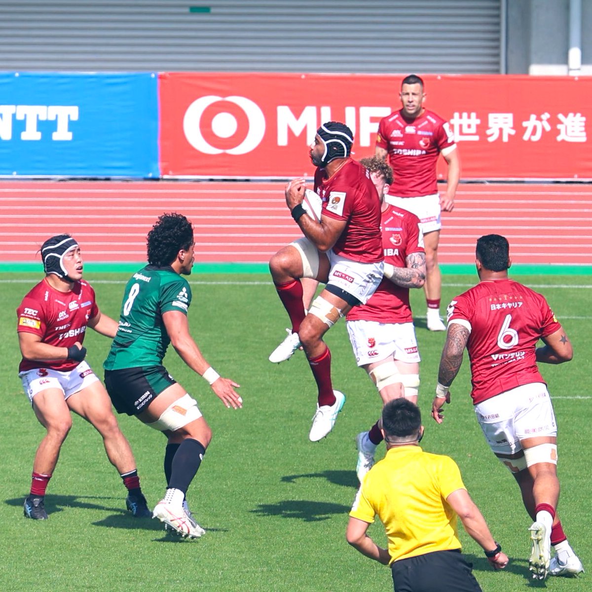 SIN_BIN_13's tweet photo. マイケルのハイボールキャッチ。風上だった前半はちょっとやりにくかったと思う。
#東芝ブレイブルーパス東京
#MichaelLeitch https://t.co/C0hRM0YmiE