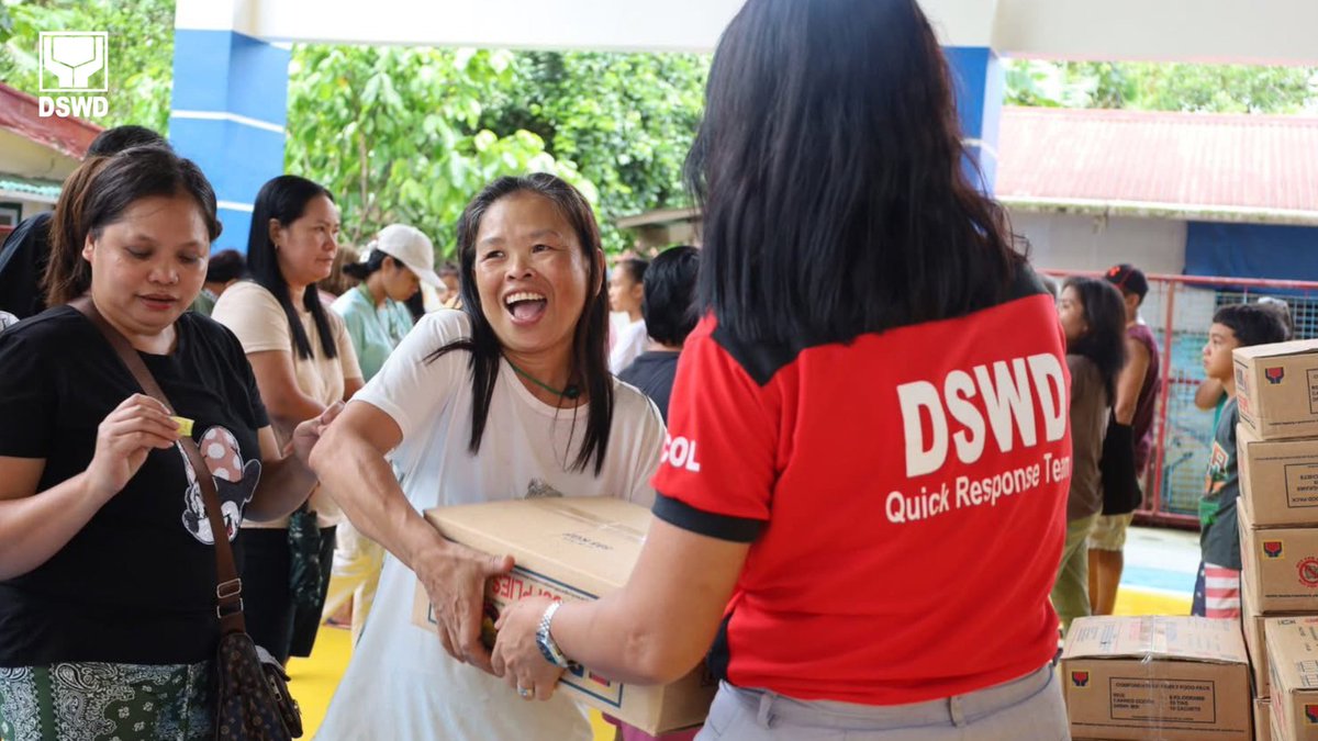 dswdserves's tweet photo. Umabot sa 706 na pamilyang apektado ng patuloy na pag-aalburoto ng Mt. #Bulusan sa Barangay San Roque, Bulusan, Sorsogon ang agarang nabigyan ng family food packs (FFPs) mula sa Department of Social Welfare and Development (DSWD) nitong Sabado (Mayo 3).
Bahagi ito ng patuloy na pagtugon ng Departamento sa mga pamilyang naapektuhan ng ashfall ng bulkan. Patuloy ang pagbabantay ng DSWD Field Office 5 - Bicol Region para matiyak na ang mabilis na paghahatid ng tulong para sa mga apektadong pamilya.
#BawatBuhayMahalagaSaDSWD ❤️